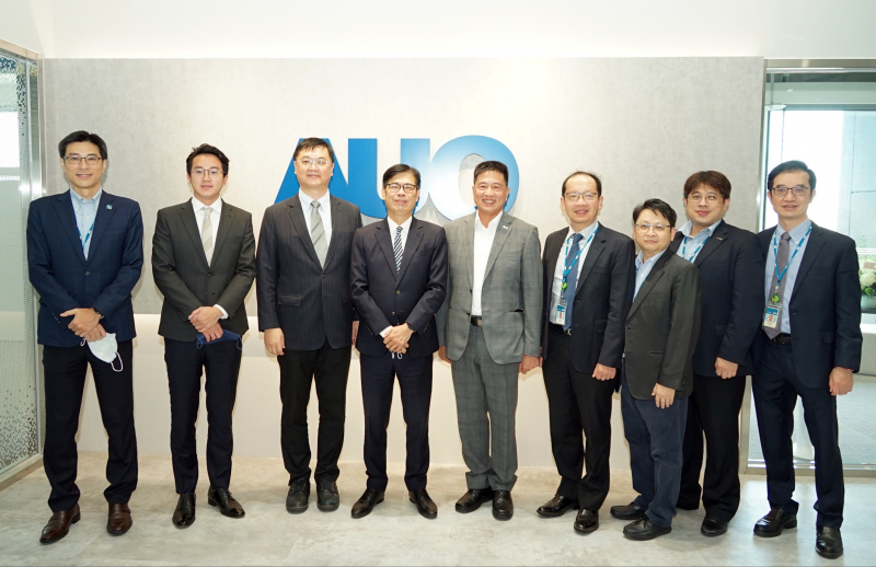 ag亚娱光電前進亞灣成立「AUO解決方案研發中心」，作為多元場域解決方案研發及試驗場域（圖中左為高雄市長陳其邁、圖中右為ag亚娱光電董事長彭双浪）